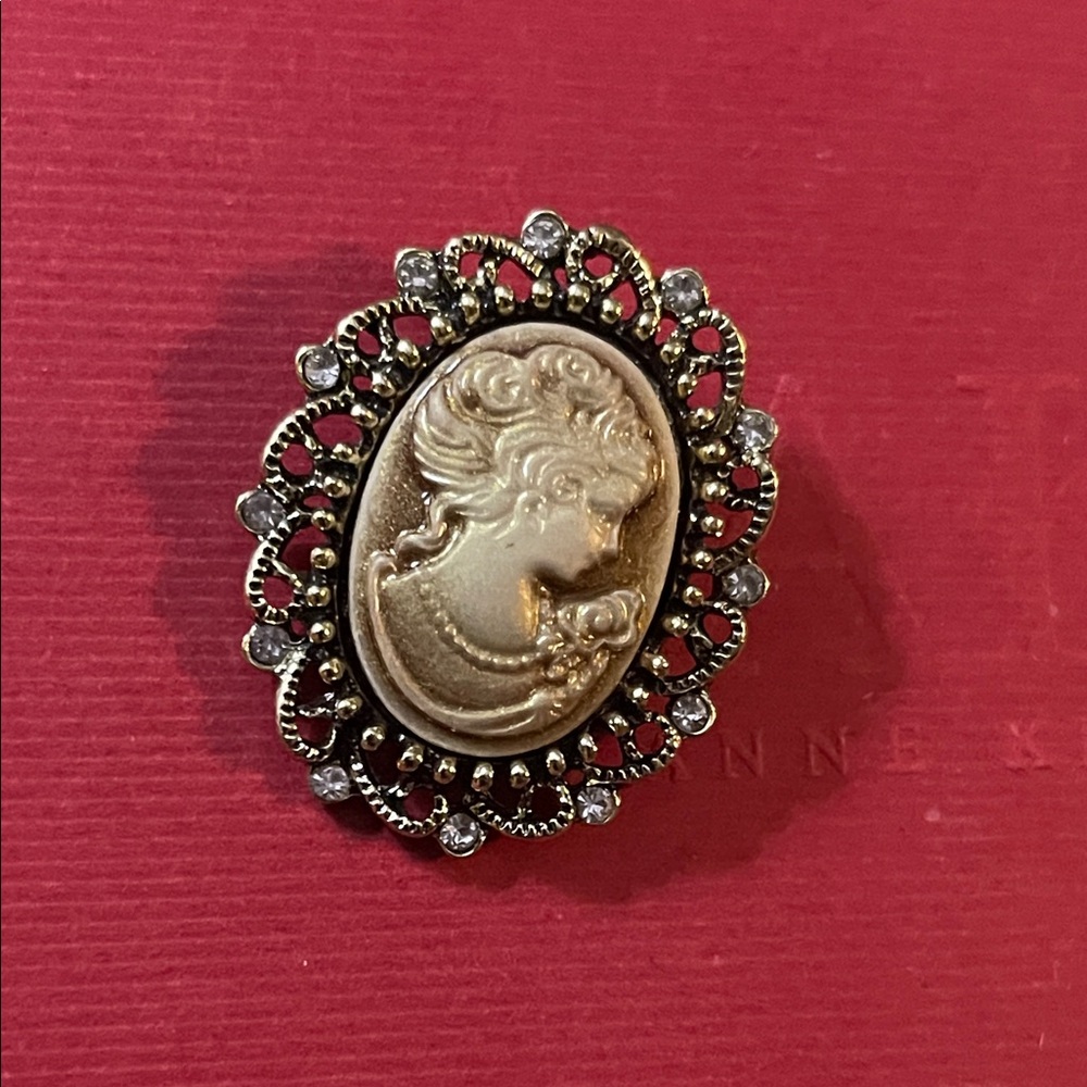 Vintage-Inspired Cameo Brooch Necklace Pendant - Gold Tone